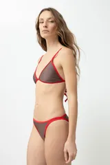 Top de bikini marrón con vivos rojos en contraste, corte triangular y tirantes finos.