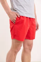 Short de baño verde liso con cintura elástica.