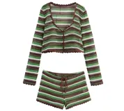 Conjunto tejido a crochet de short y cárdigan a rayas horizontales en tonos verde, marrón y blanco.
