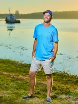 Remera celeste de algodón con cuello redondo y logo bordado en el pecho. Corte clásico.