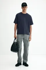 Remera azul de corte holgado, cuello redondo y mangas cortas.