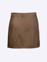 Falda corta de jean color tostado, con tiro medio y costuras visibles.