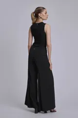 Pantalón palazzo negro de tiro alto.