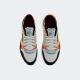 Championes Reebok Classic Leather 2400, capellada de cuero y gamuza en color blanco, beige, negro, naranja y amarillo.