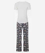 Pijama largo de poliéster y elastano, compuesto por una remera acanalada de manga corta y cuello redondo, y un pantalón largo con cintura elástica y estampado de perros deportistas.