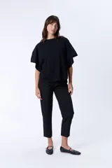 Pantalón de vestir negro de corte recto, con bolsillos laterales y traseros.
