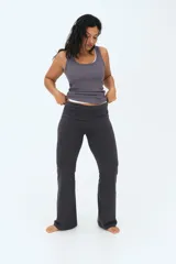 Pantalón acampanado gris oscuro de punto suave con cintura ancha plegable y piernas rectas con bajo acampanado.