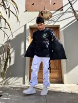 Pantalón cargo blanco de gabardina con spandex, ligero y cómodo, con bolsillos laterales y estampado.