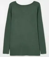 Suéter de punto color verde, con cuello barco, mangas largas y textura acanalada.