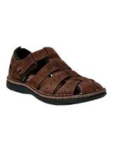 Sandalia de cuero marrón con aberturas y ajuste con velcro.