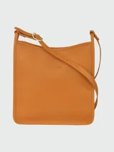 Cartera de cuero cruzada de Longchamp, color azul marino, con cierre y diseño elegante.