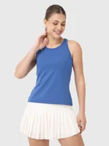 Musculosa deportiva negra con espalda descubierta y logo pequeño en el frente.