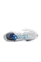 Championes New Balance 327 color gris claro con detalles en celeste.