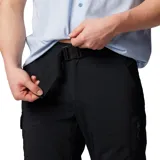 Pantalón largo convertible en short, color caqui, de corte recto y tiro medio. Cuenta con bolsillos laterales con cierre, bolsillos cargo con velcro y cintura parcialmente elástica con cinturón removible.