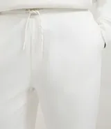 Pantalón jogger azul marino, de corte holgado con puños ajustados en los tobillos y cintura elástica con cordón.