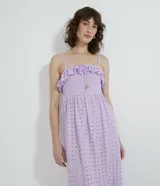 Vestido largo lila con tirantes finos, escote cuadrado, volantes en el busto y falda con textura de agujeros.