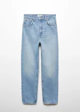 Pantalón de jean celeste de corte mom fit, tiro alto, cinco bolsillos y cierre con cremallera y botón.