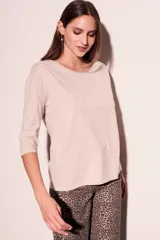 Remera oversize color beige de 100% algodón, con mangas 3/4 y corte suelto.