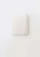 Top blanco de seda con tirantes finos y escote redondo.