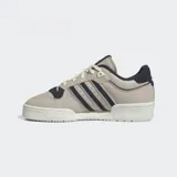 Championes Adidas Rivalry 86 Low color beige con detalles en azul marino.