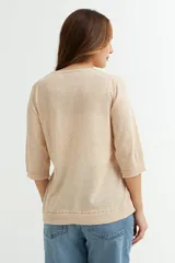 Sweater color beige de tejido de punto, con escote en V y mangas 3/4.