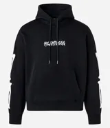 Buzo negro de fleece con felpa, corte boxy, capucha con cordón ajustable, manga larga, estampa lettering frontal, bolsillo canguro, patch de esqueleto en la manga y puños ajustados.