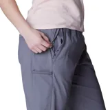 Pantalón jogger color marrón, con cintura elástica, bolsillos laterales y puños elásticos.