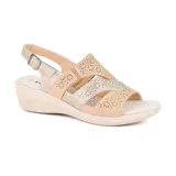 Sandalias de cuero color beige y dorado con diseño calado, taco bajo y tira trasera con hebilla.