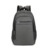 Mochila gris con bolsillo frontal, tres divisiones con cierre, capacidad para notebook y bolsillos laterales de rejilla.
