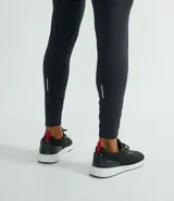 Calza deportiva de compresión negra, confeccionada en microfibra.