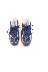 Championes de cuero vacuno color azul marino con detalles en contraste color beige. Diseño de inspiración vintage con suela plana y cordones.