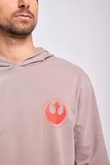 Canguro deportivo color beige con capucha y estampado en la espalda de un casco de piloto de Star Wars y la leyenda "Red Leader Starfighter School".