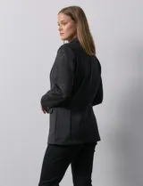 Blazer entallado blanco, marca Robert Louis. Cuello con solapa y abertura central con botón. Delantera con bolsillos. Manga larga calada.