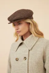 Boina marrón de lana fina uruguaya 100% natural sin teñir, con visera.