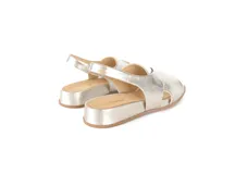 Sandalias plateadas con tiras cruzadas, talón con elástico interno y plantilla de cuero acolchada. Base con plataforma media y tacón de 3cm.