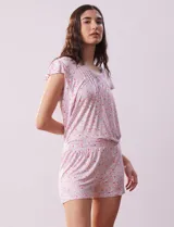 Conjunto de pijama de short y remera de tejido soft estampado, con escote en V con aplique de puntilla, botones y detalle plisado. El short tiene cintura elastizada.
