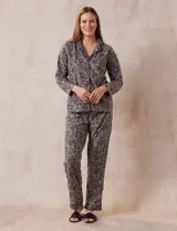 Conjunto de pijama animal print, marca René Rofé. Conjunto de camisón y pantalón. Camisón con solapa, bolsillo y mangas largas. Pantalón con cintura elastizada y lazo de ajuste.