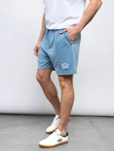 Bermuda deportiva negra de felpa con efecto lavado, con logo Umbro estampado en blanco en la pierna derecha.