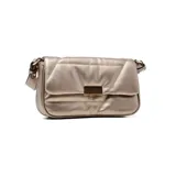 Cartera al hombro color dorado con diseño acolchado y cierre con broche metálico.