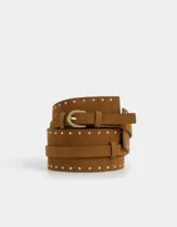Cinturón tipo faja color marrón camel de cuerina con hebilla metálica dorada y apliques de tachas doradas.