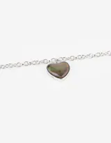 Cadena corta plateada con dije de piedra mood en forma de corazón azul.