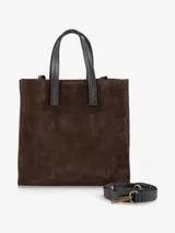 Cartera estructurada de gamuza color negro, con doble asa de mano y correa regulable y desmontable para llevar al hombro o cruzada.