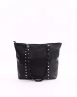Bolso tote negro de cuero con tachas plateadas en las tiras. Tiene cierre superior, bolsillo interior y llavero.