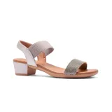 Sandalia de cuero plateada con tiras anchas, una con textura y otra con strass. Tiene taco bloque bajo y pulsera al tobillo con hebilla ajustable.