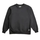 Buzo de felpa negro de corte clásico, con cuello redondo y mangas largas.