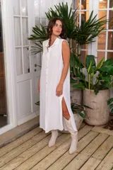 Camisola roja tipo vestido camisero, de corte midi, con cuello camisero, abotonada al frente y con abertura en el ruedo.