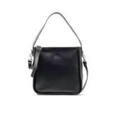Cartera tipo tote de cuero color negro con doble asa, una corta y otra larga regulable. Cierre superior con cremallera y logo XL grabado en el frente.