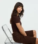 Blusa cropped de manga corta, cuello redondo, color marrón oscuro, confeccionada en tejido Rib.