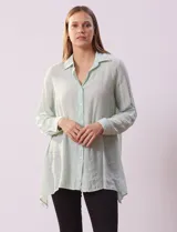 Camisa larga color verde agua, marca Robert Louis, confeccionada en rayón y poliéster. Tiene cuello con solapa, abertura central con botones, mangas largas regulables con presilla y botón, y tajos laterales.