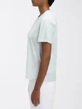 Remera celeste de algodón orgánico con cuello redondo y mangas cortas. Logo de Calvin Klein en relieve tonal.